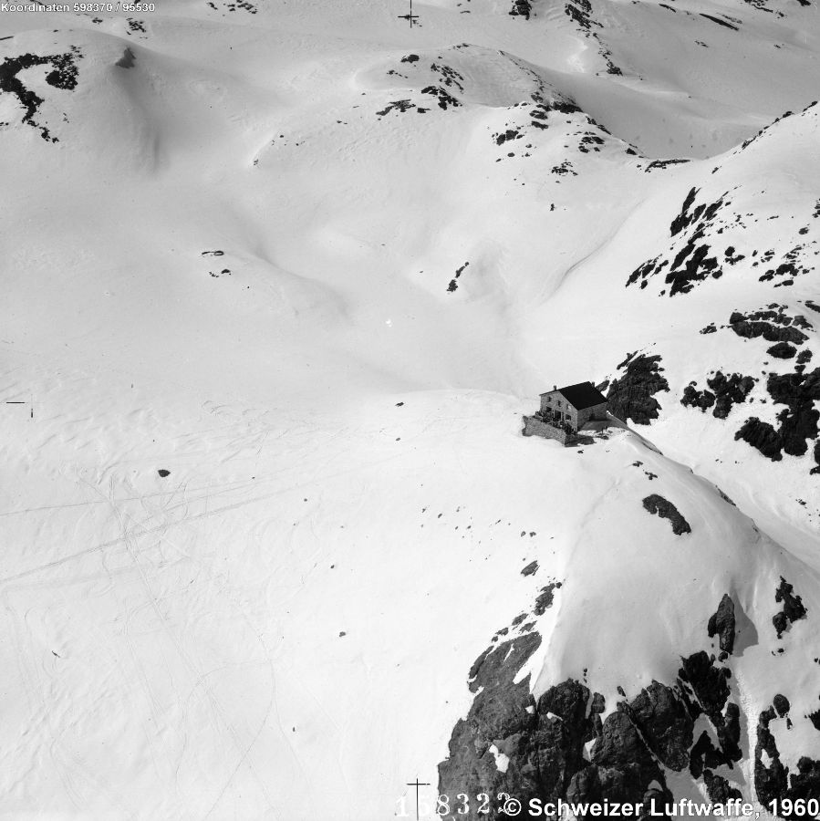 Cabane des Dix (CAS, 2928 m.ü.M.) an der Tête Noire, oberhalb des Clacier de Cheilon, eröffnet 1936 (2) Aufnahme von 1960